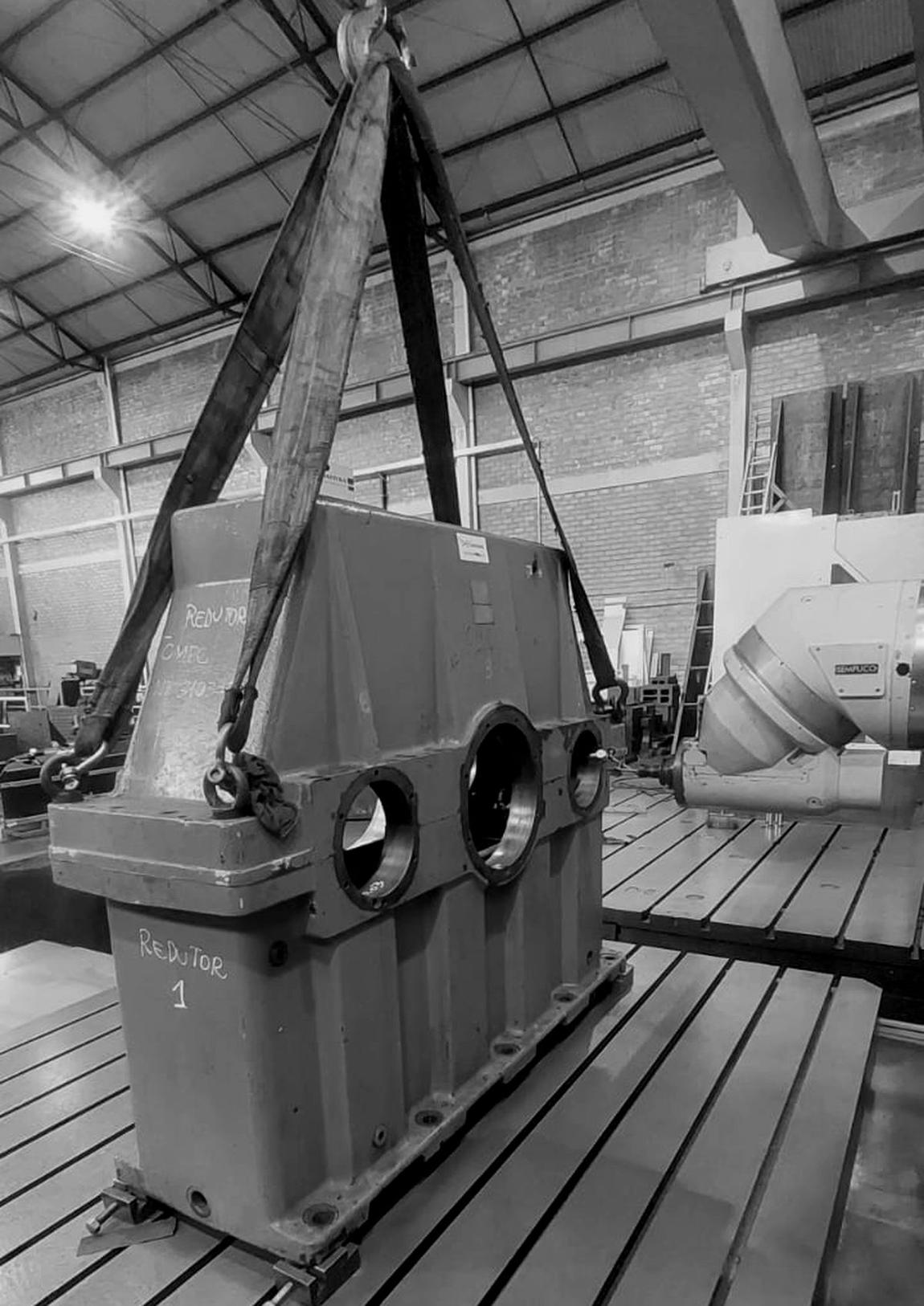 Redutor industrial içado sobre mesa de mandriladora CNC na Hammer