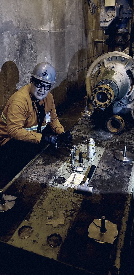 Técnico da Hammer executando manutenção em campo, dentro da planta do cliente