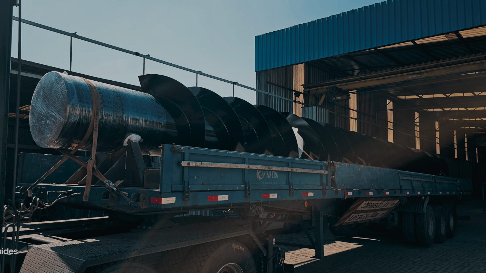 Planta industrial com tanques e equipe Hammer em campo